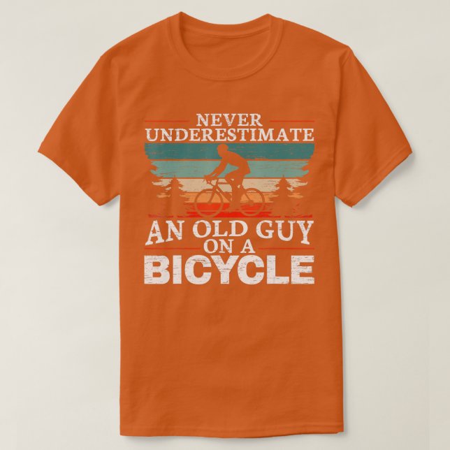 Underskatta aldrig en gammal man på en cykel för e t shirt (Design framsida)