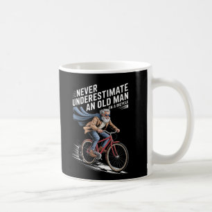 Underskatta aldrig en gammal man på en cykel kaffemugg