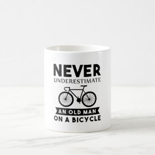 Underskatta aldrig en gammal man på en cykel kaffemugg