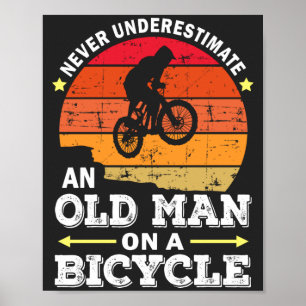 Underskatta aldrig en gammal man på en cykel poster