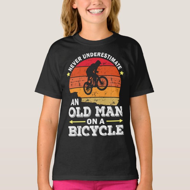 Underskatta aldrig en gammal man på en cykel t shirt (Framsida)