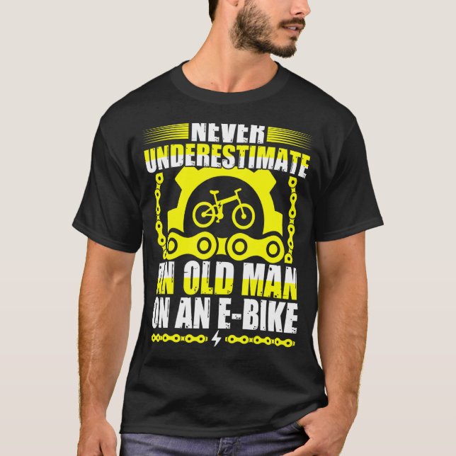 Underskatta aldrig en gammal man på en E-Bike T Shirt (Framsida)