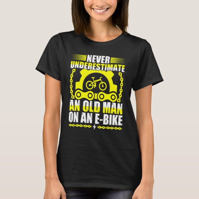 Underskatta aldrig en gammal man på en E-Bike T Shirt (Framsida)