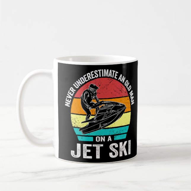 Underskatta aldrig en gammal man på en jet skidvin kaffemugg (Vänster)