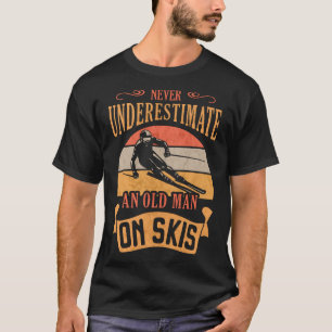 Underskatta aldrig en gammal man på Skis Funny Sk T Shirt