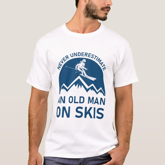 Underskatta aldrig en gammal man på skis - Ski Ski T Shirt (Framsida)