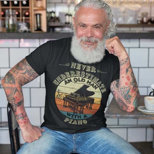 Underskatta aldrig en gammal man - Piano T Shirt (Skapare uppladdad)
