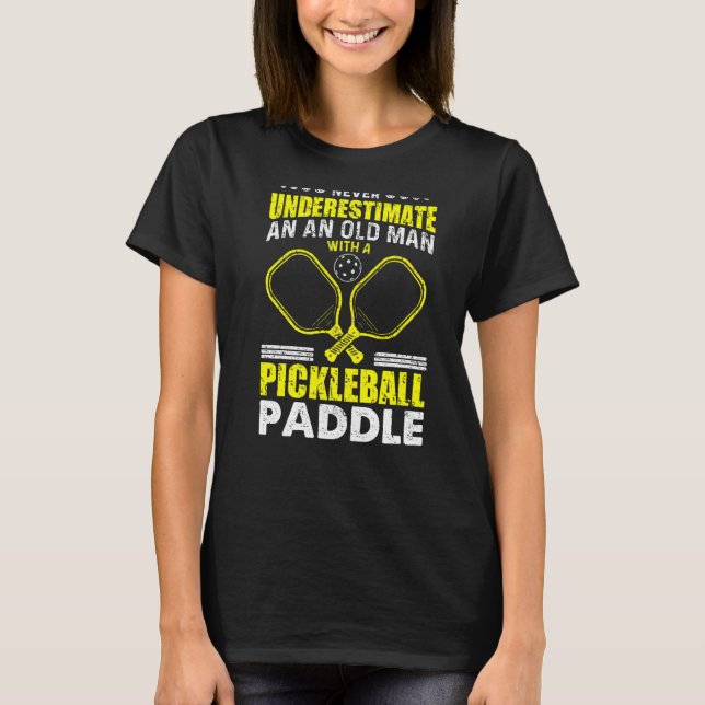 Underskatta aldrig en gammal man Pickleball T Shirt (Framsida)