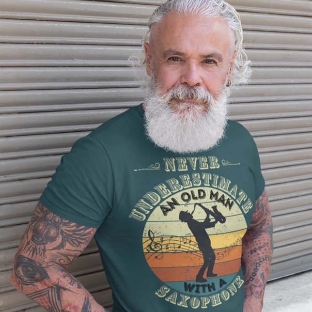 Underskatta aldrig en gammal man - saxofon t shirt (Skapare uppladdad)