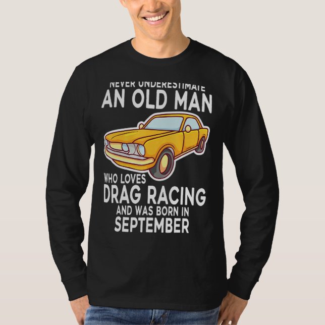 Underskatta aldrig en gammal man som drar Tävla so T Shirt (Framsida)