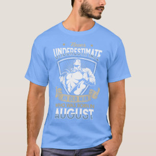 Underskatta aldrig en gammal man som föddes i Aug T Shirt