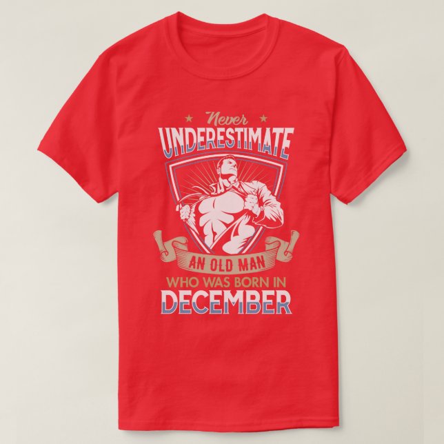 Underskatta aldrig en gammal man som föddes i Dec T Shirt (Design framsida)
