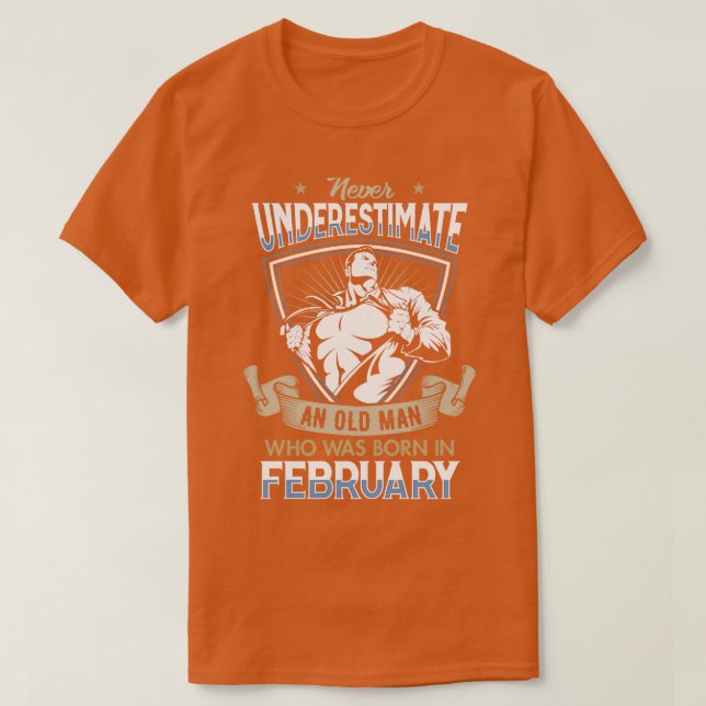 Underskatta aldrig en gammal man som föddes i Feb T Shirt (Design framsida)