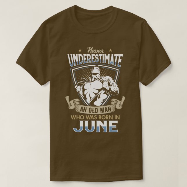 Underskatta aldrig en gammal man som föddes i juni t shirt (Design framsida)