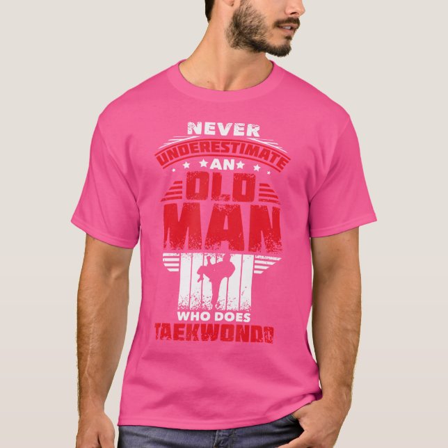 Underskatta aldrig en gammal man som gör Taekwondo T Shirt (Framsida)