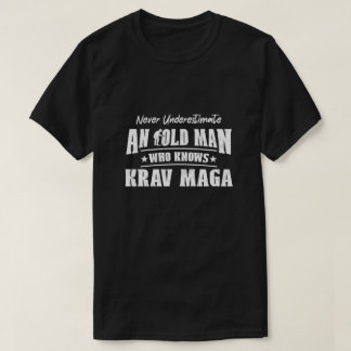 Underskatta aldrig en gammal man som känner krav M T Shirt