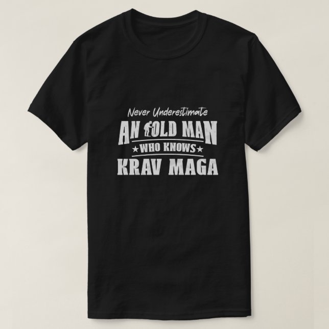 Underskatta aldrig en gammal man som känner krav M T Shirt (Design framsida)