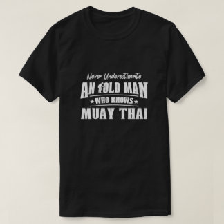 Underskatta aldrig en gammal man som känner Muay T T Shirt