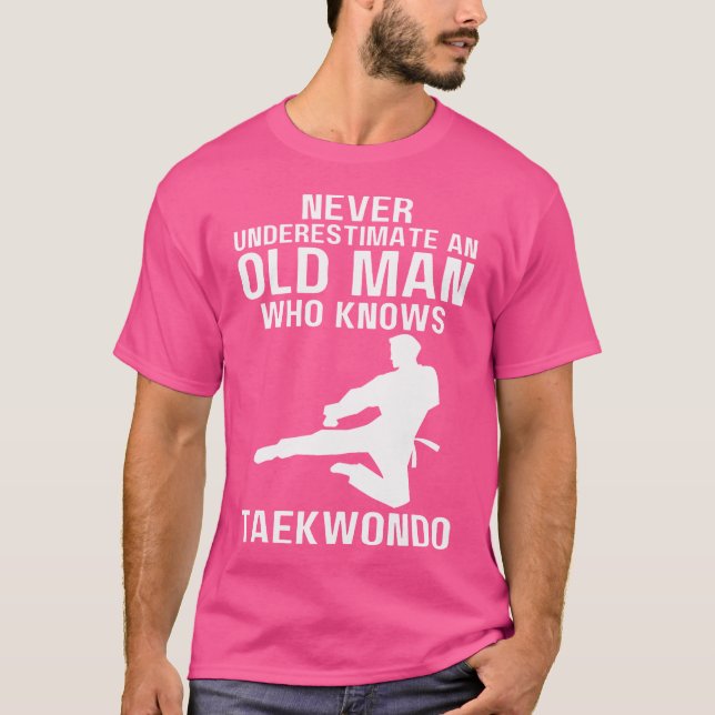 Underskatta aldrig en gammal man som känner Taekwo T Shirt (Framsida)