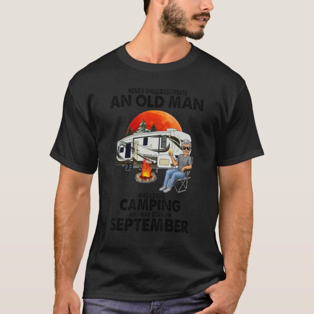 Underskatta aldrig en gammal man som Kärlek Campin T Shirt (Framsida)