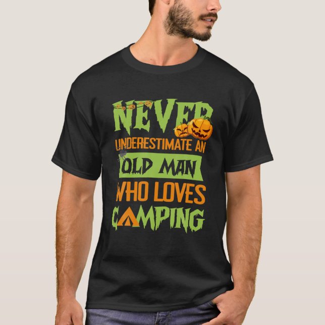 Underskatta aldrig en gammal man som Kärlek Campin T Shirt (Framsida)