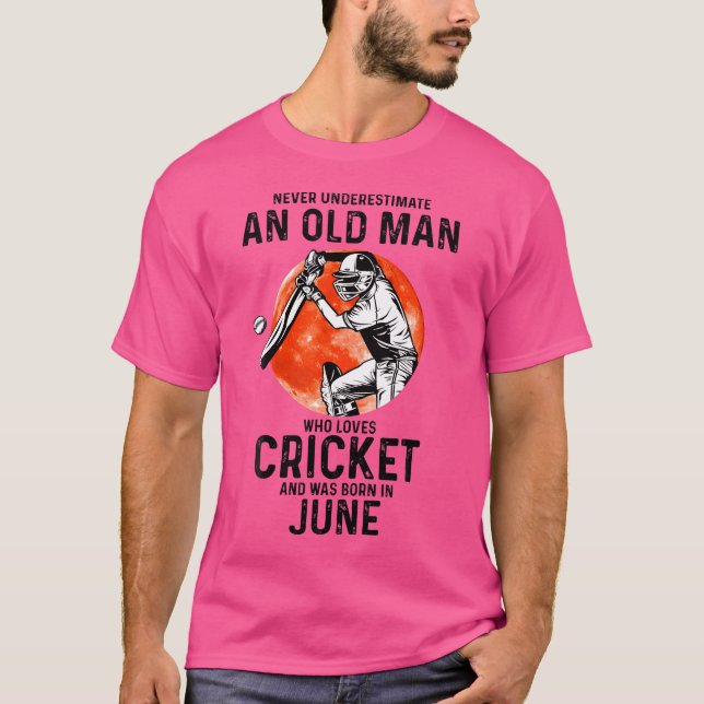 Underskatta aldrig en gammal man som Kärlek Cricke T Shirt (Framsida)