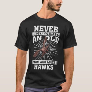 Underskatta aldrig en gammal man som Kärlek Hawks T Shirt