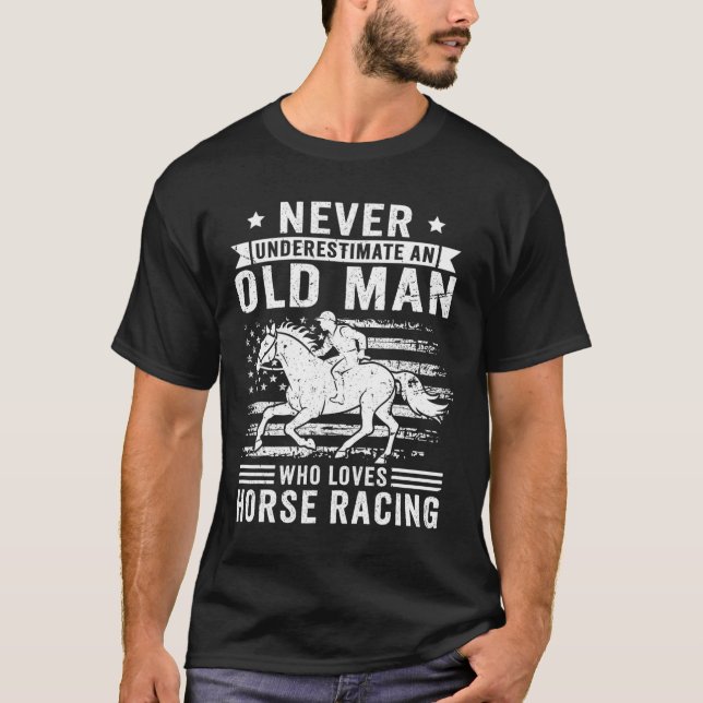 Underskatta aldrig en gammal man som Kärlek Horse  T Shirt (Framsida)