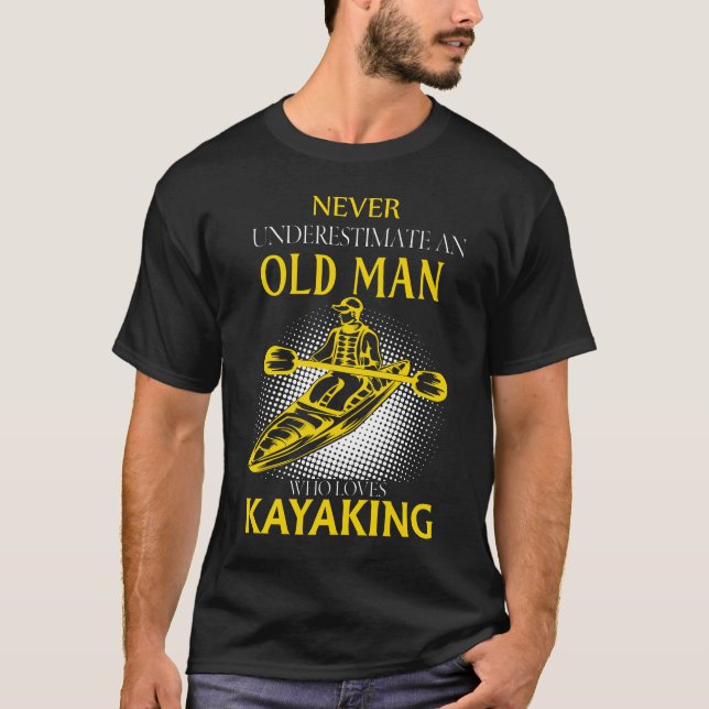 Underskatta aldrig en gammal man som Kärlek KAYAKI T Shirt (Framsida)