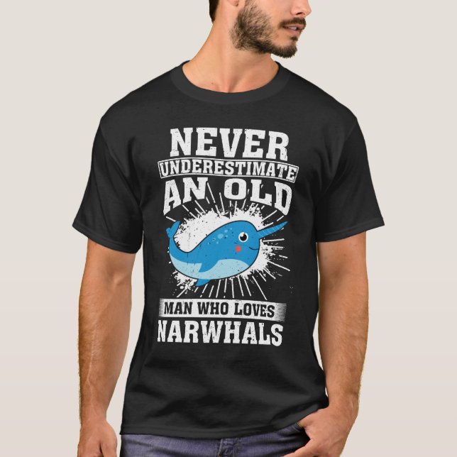 Underskatta aldrig en gammal man som Kärlek Narwha T Shirt (Framsida)