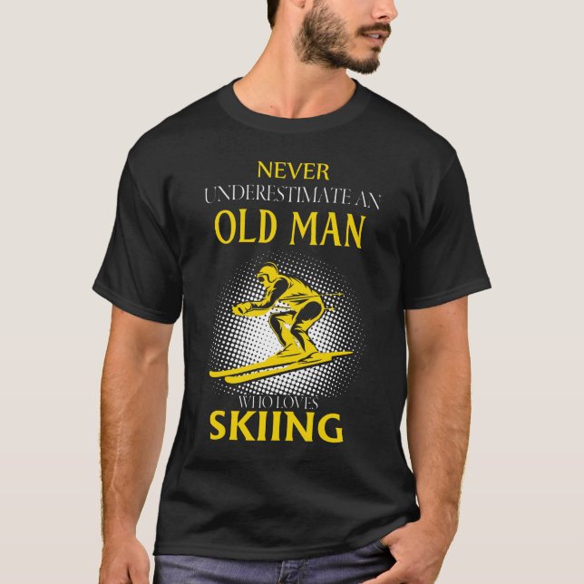 Underskatta aldrig en gammal man som Kärlek SKIDE T Shirt (Framsida)