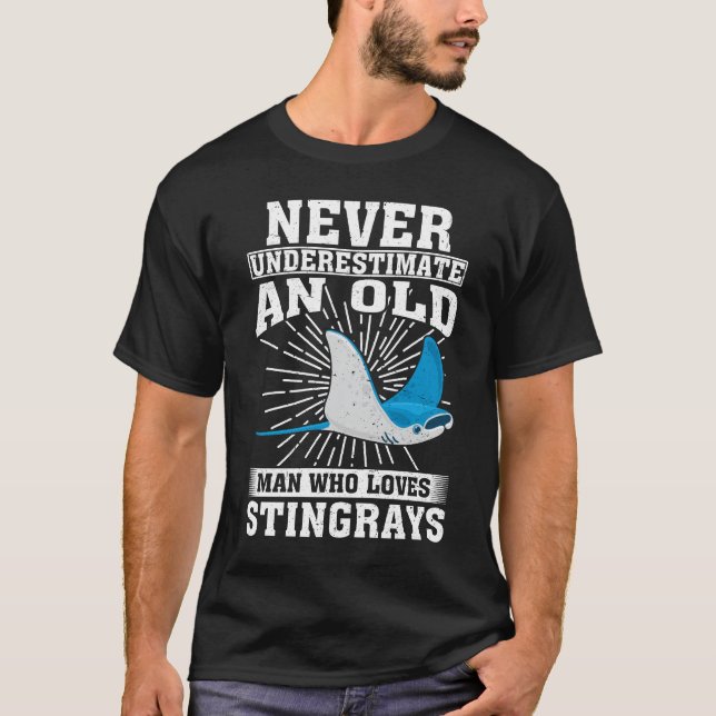 Underskatta aldrig en gammal man som Kärlek. T Shirt (Framsida)