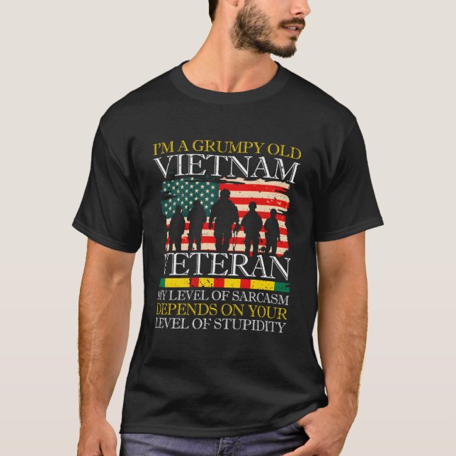 Underskatta aldrig en gammal man som också är Viet T Shirt (Framsida)