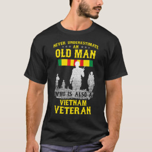 Underskatta aldrig en gammal man som också Vietnam T Shirt