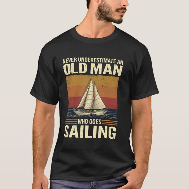 Underskatta aldrig en gammal man som seglar t shirt (Framsida)