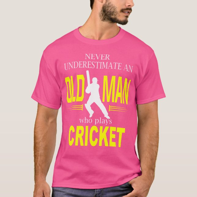 Underskatta aldrig en gammal man som spelar cricke t shirt (Framsida)