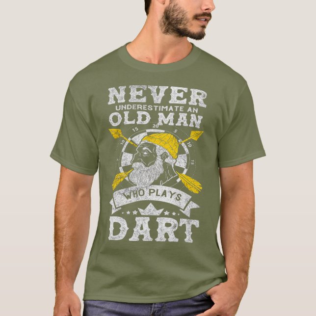 Underskatta aldrig en gammal man som spelar Dart T Shirt (Framsida)