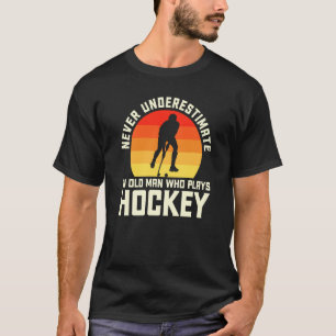 Underskatta aldrig en gammal man som spelar hockey t shirt