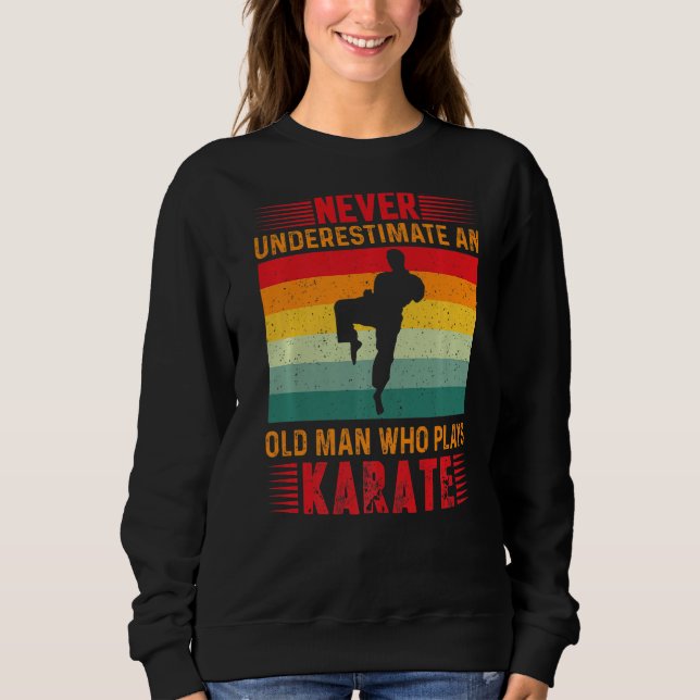 Underskatta aldrig en gammal man som spelar Karate T Shirt (Framsida)