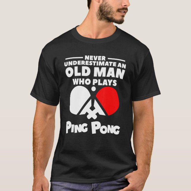 Underskatta aldrig en gammal man som spelar pong t shirt (Framsida)