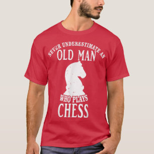 Underskatta aldrig en gammal man som spelar schack t shirt