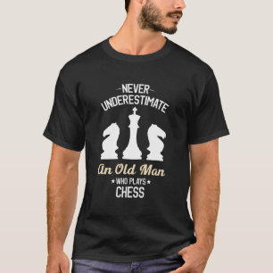 Underskatta aldrig en gammal man som spelar schess t shirt