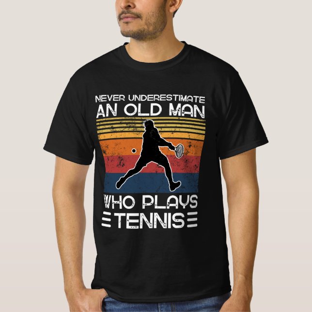 Underskatta aldrig en gammal man som spelar tennis t shirt (Framsida)