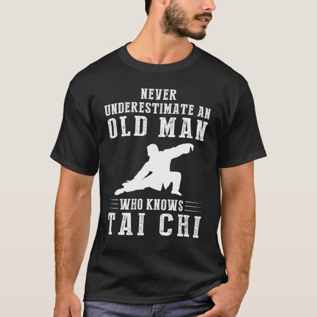 Underskatta aldrig en gammal man som vet tai chi t shirt (Framsida)