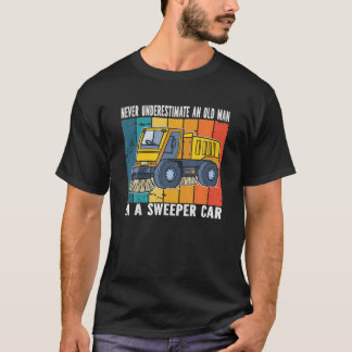 Underskatta aldrig en gammal man. Street Sweeper T Shirt