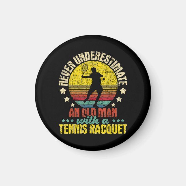 Underskatta aldrig en gammal man - tennis Racket S Magnet (Framsidan)