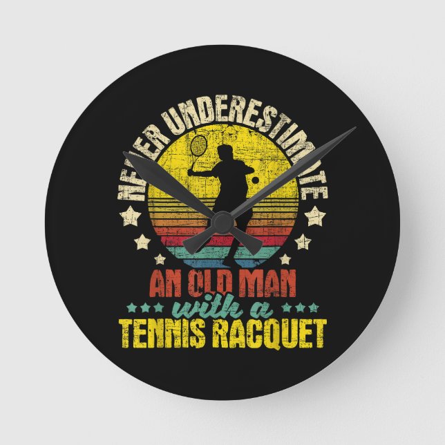 Underskatta aldrig en gammal man - tennis Racket S Rund Klocka (Framsida)