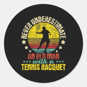 Underskatta aldrig en gammal man - tennis Racket S Runt Klistermärke