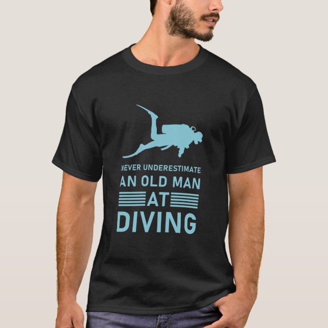 Underskatta aldrig en gammal man vid dykning t shirt (Framsida)