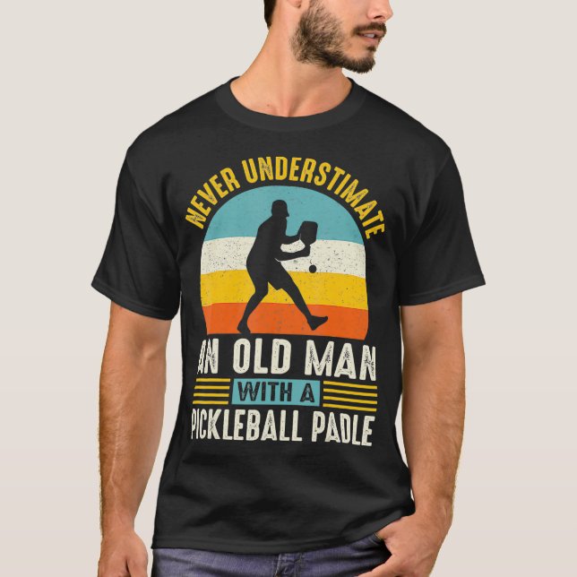 Underskatta aldrig en gammal man-ynk Pickleball T Shirt (Framsida)